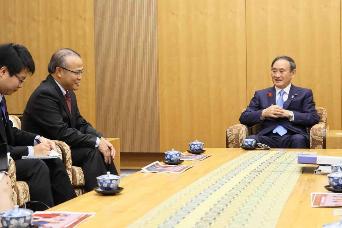 (Ảnh: Buổi làm việc giữa Đại sứ Vũ Hồng Nam và Thủ tướng Suga)