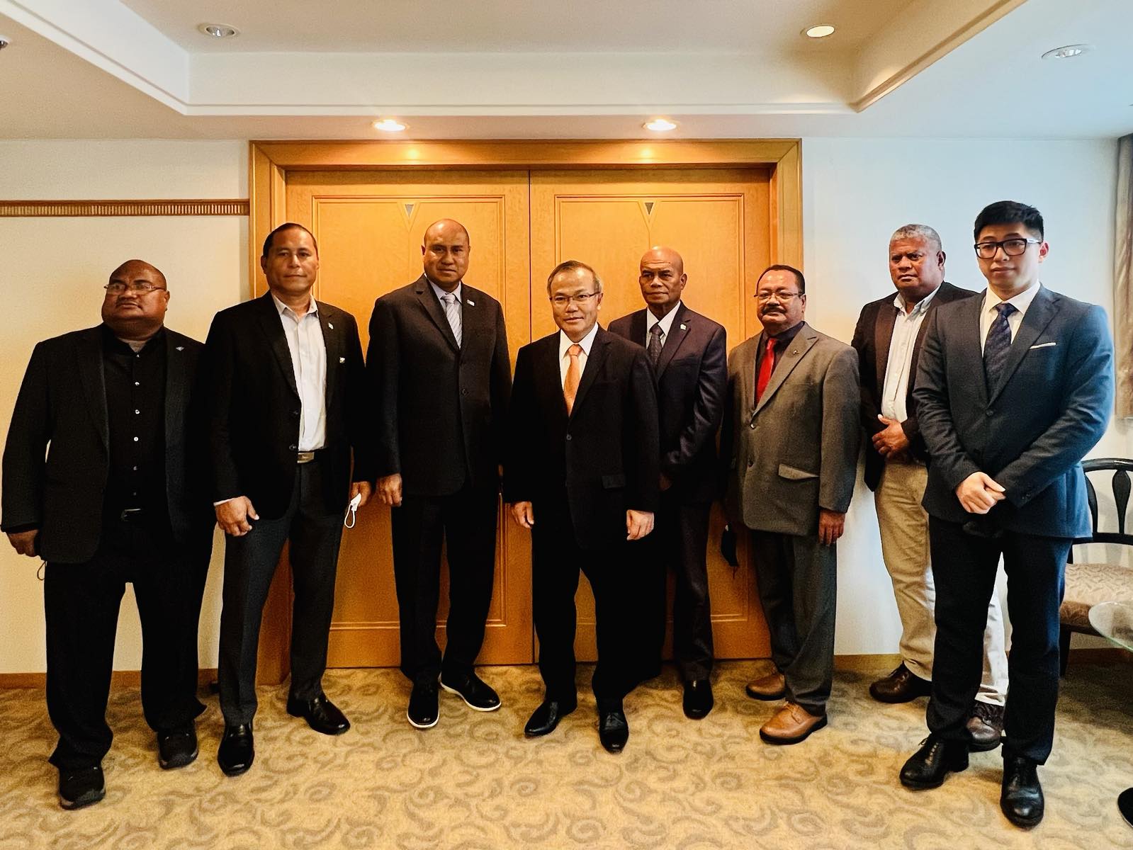 Đại sứ Việt Nam tại Nhật Bản Vũ Hồng Nam gặp làm việc với Bộ trưởng Nhân lực, Văn hoá, Du lịch và Phát triển Palau Ngiraibelas Tmetuchl, Bộ trưởng Cơ sở hạ tầng Palau Charles I. Obichang