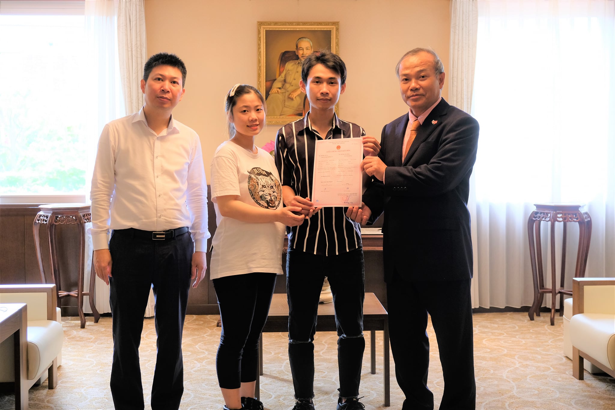 Đại sứ Vũ Hồng Nam trao Giấy chứng nhận kết hôn cho người Việt tại Nhật Bản.