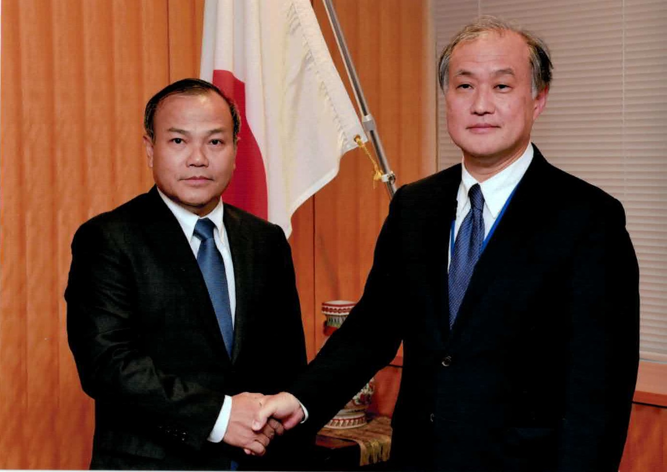 ヴー・ホン・ナム新任大使が秋葉外務事務次官と面会