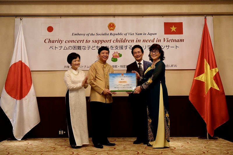 Hòa nhạc trao quà từ thiện cho trẻ em nghèo tỉnh Hà Tĩnh