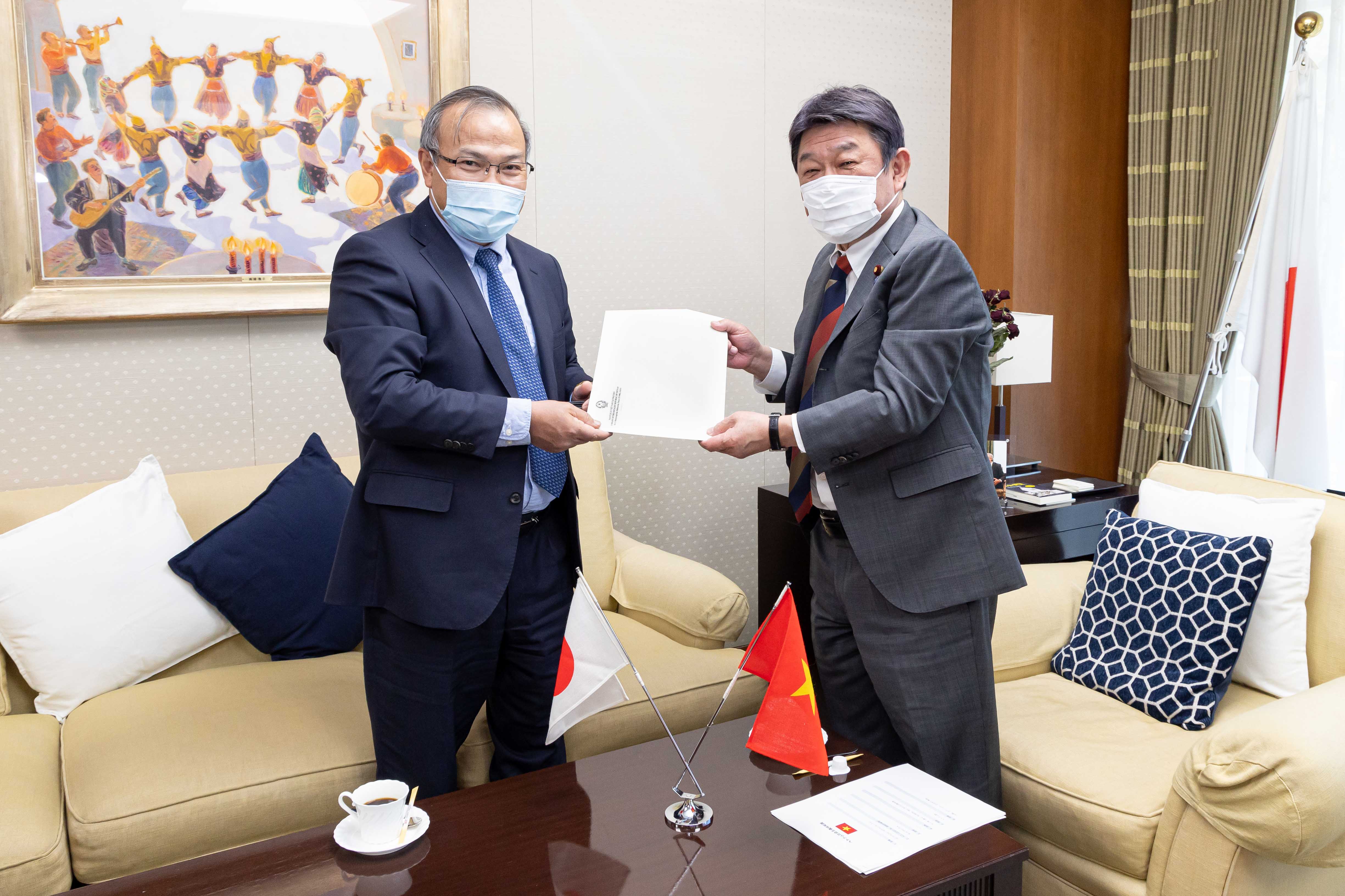 Đại sứ Vũ Hồng Nam chào xã giao Tổng Thư ký Đảng Dân chủ tự do (LDP) cầm quyền