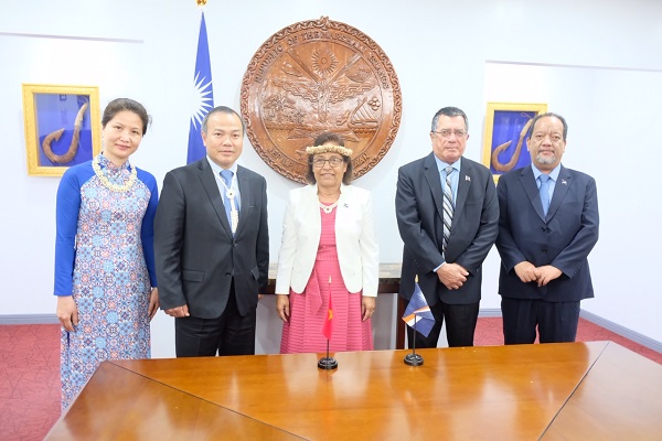 Đại sứ Vũ Hồng Nam trình quốc thư lên Tổng thống nước cộng hòa quần đảo Marshall