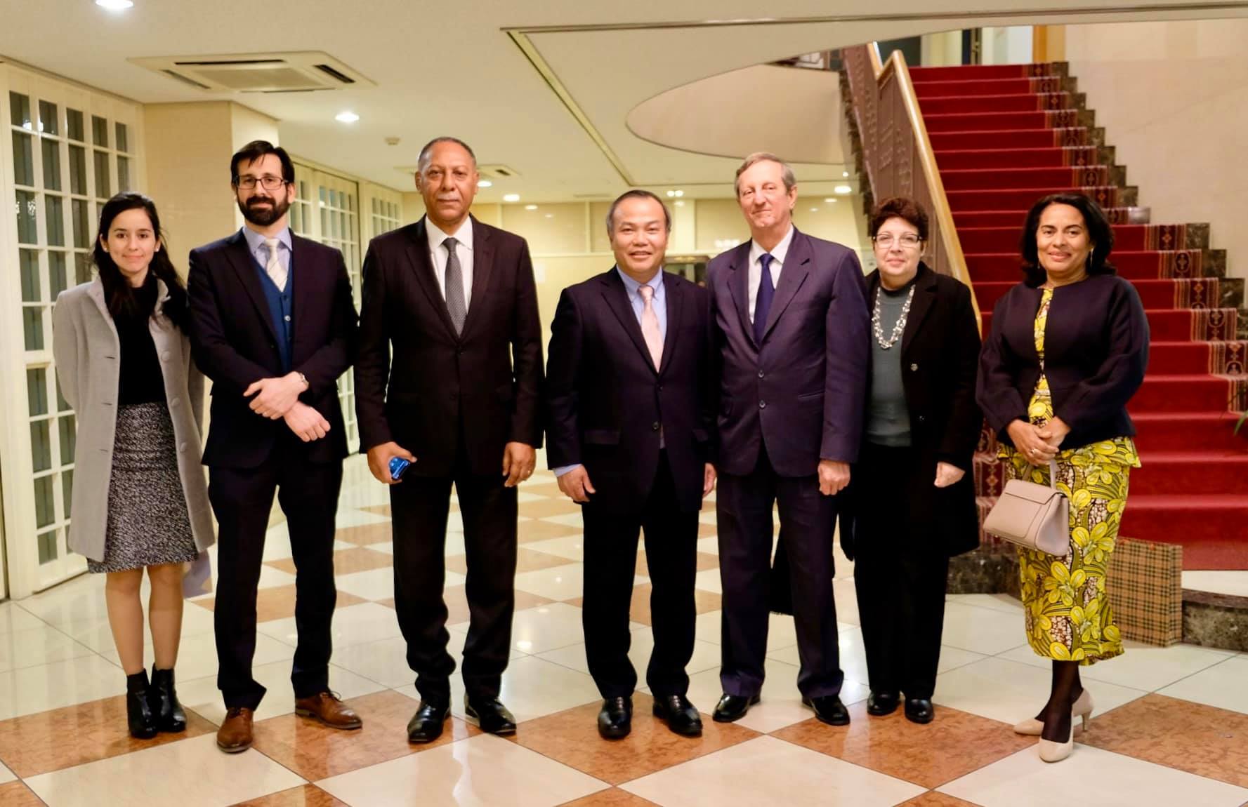  Ambassador Vu Hong Nam hosted a cordial dinner with Cuban and Angolan Ambassadors