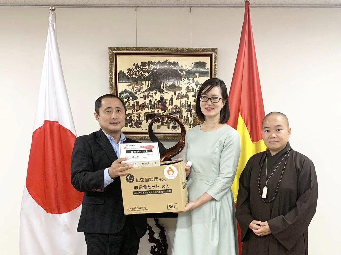 Công sứ Lâm Thị Thanh Phương nhận tượng trưng hỗ trợ từ Giám đốc công ty UP Raise cho cộng đồng Việt Nam tại Nhật Bản