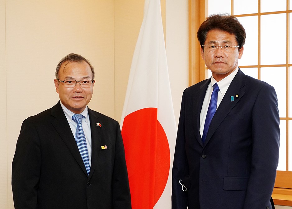 Đại sứ Vũ Hồng Nam chào xã giao Thứ trưởng Nghị sỹ Bộ Ngoại giao Miyake Shingo