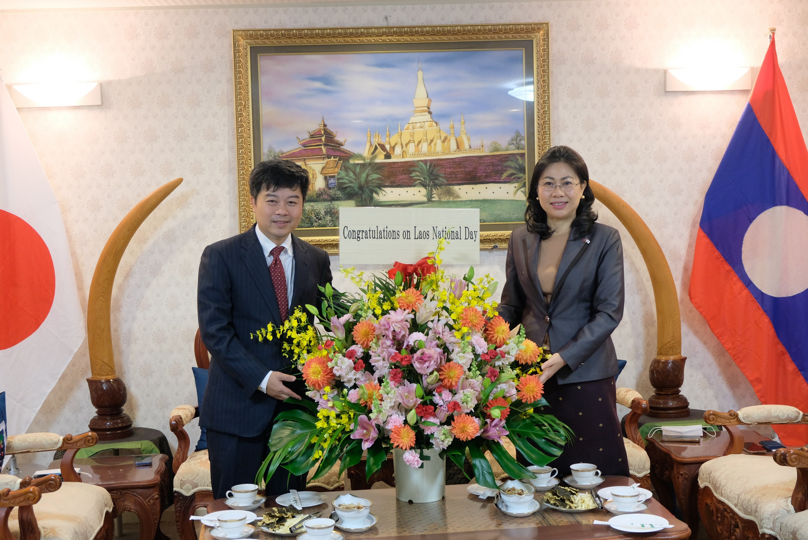 Đại biện lâm thời Đại sứ quán Việt Nam tại Nhật Bản Nguyễn Đức Minh chúc mừng Đại sứ quán Lào  nhân dịp 47 năm Quốc khánh của Cộng hoà Dân chủ nhân dân Lào