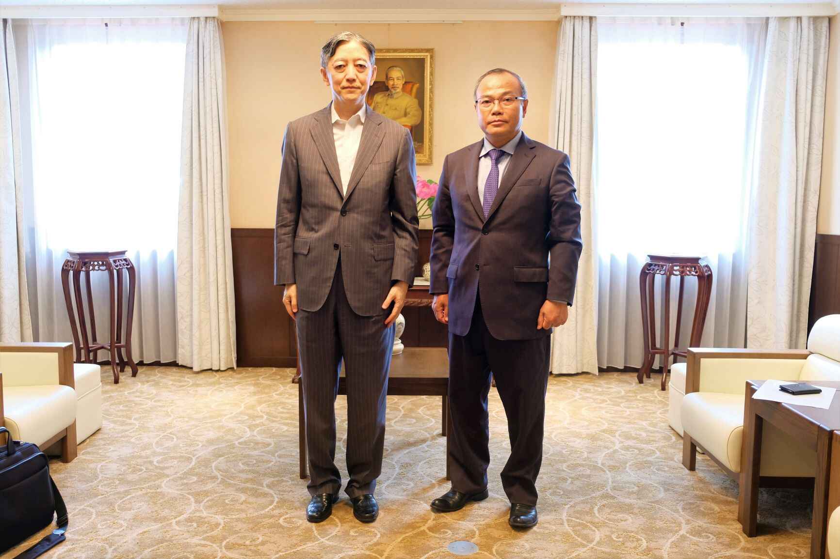 Đại sứ Vũ Hồng Nam tiếp Thứ trưởng Bộ Kinh tế, Thương mại và Công nghiệp Nhật Bản (METI) 