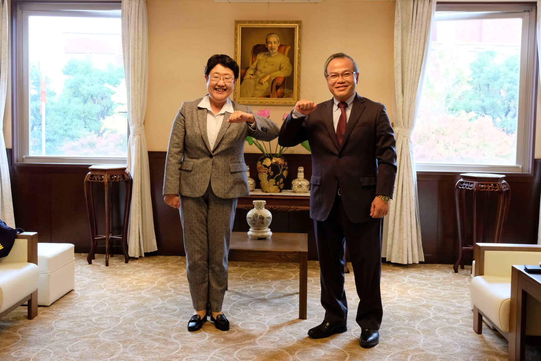 Đại sứ Vũ Hồng Nam tiếp Tổng Cục trưởng Tổng Cục xuất nhập cảnh và cư trú, Bộ Tư pháp Nhật Bản.  