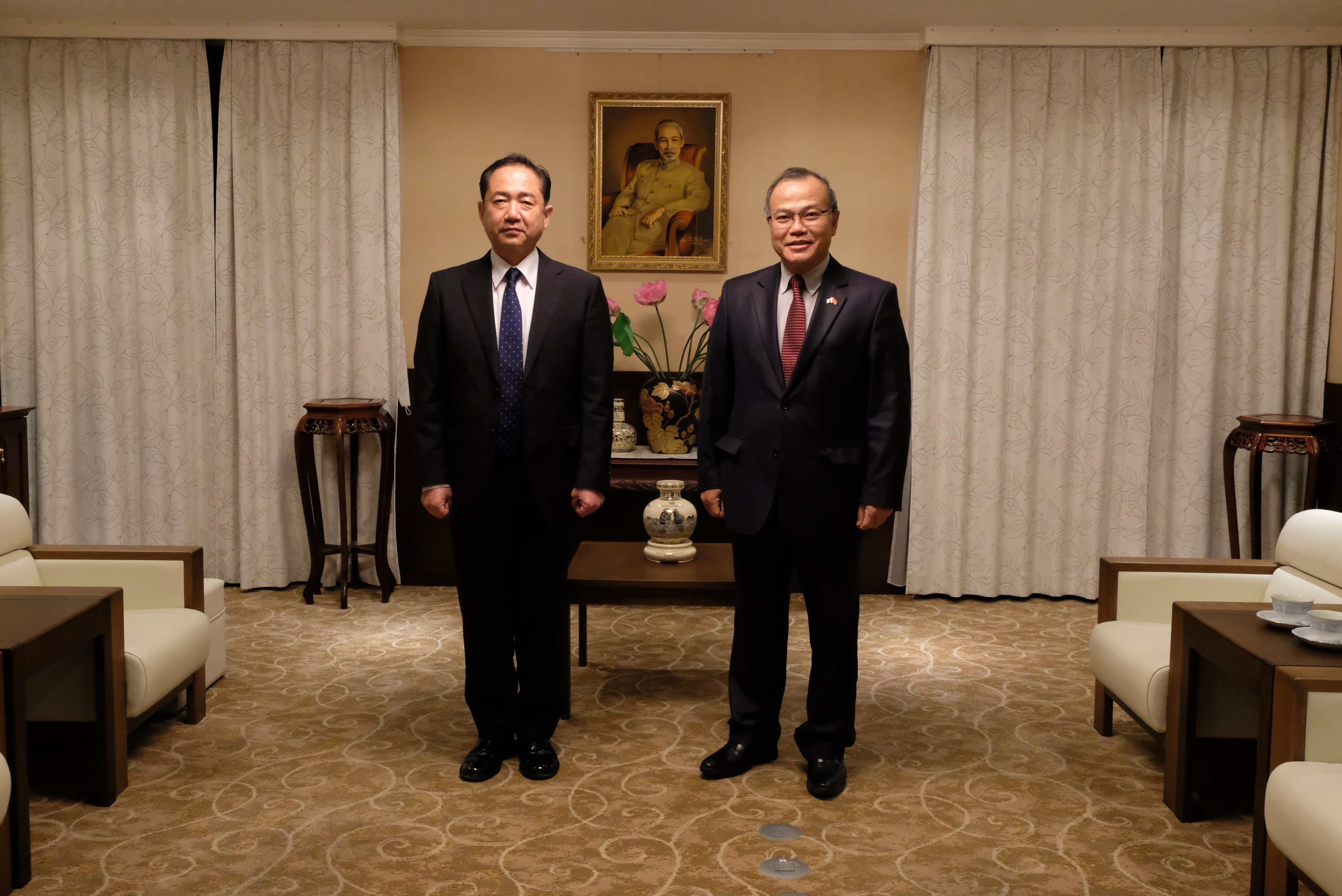 Đại sứ Vũ Hồng Nam tiếp Tổng Tham mưu trưởng Lực lượng phòng vệ Nhật Bản Yamazaki Koji.  