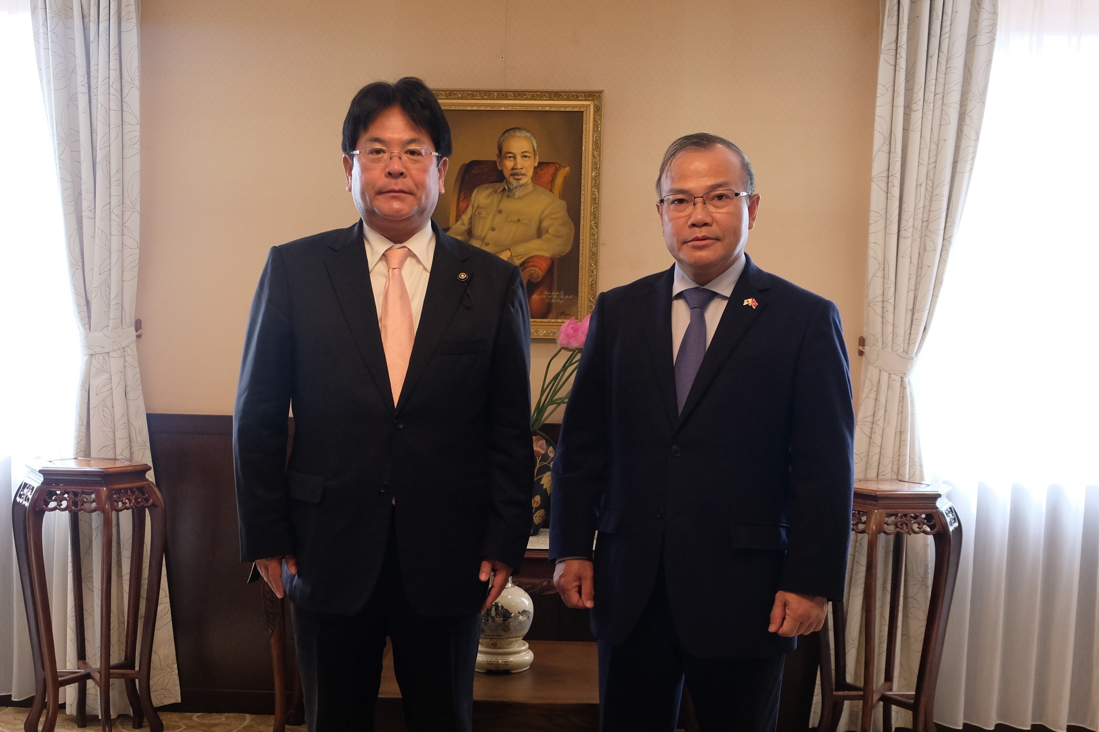 Đại sứ Vũ Hồng Nam tiếp Chủ tịch Hội đồng Nghị sỹ tỉnh Yamanashi