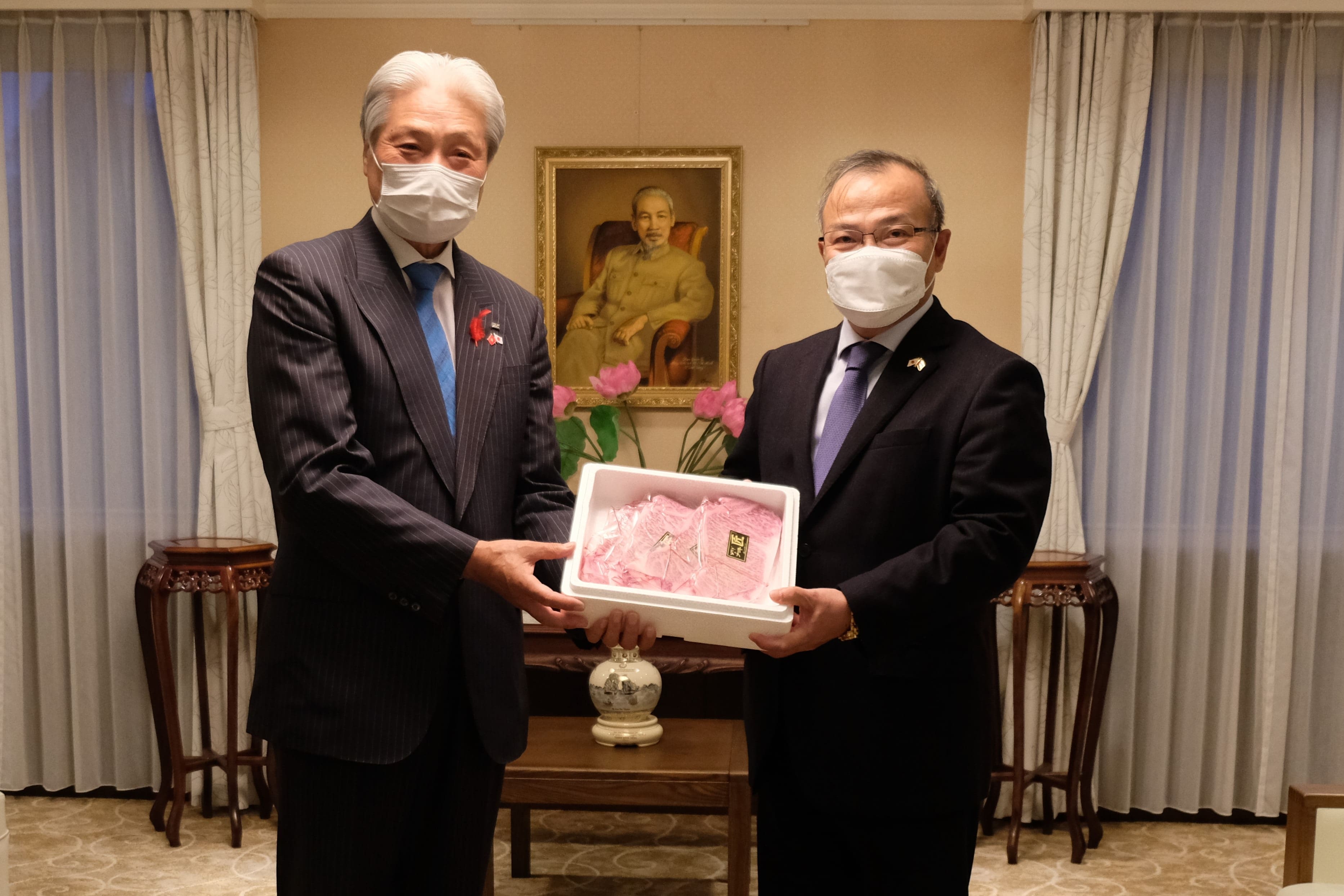 Đại sứ Vũ Hồng Nam tiếp Thống đốc tỉnh Tochigi