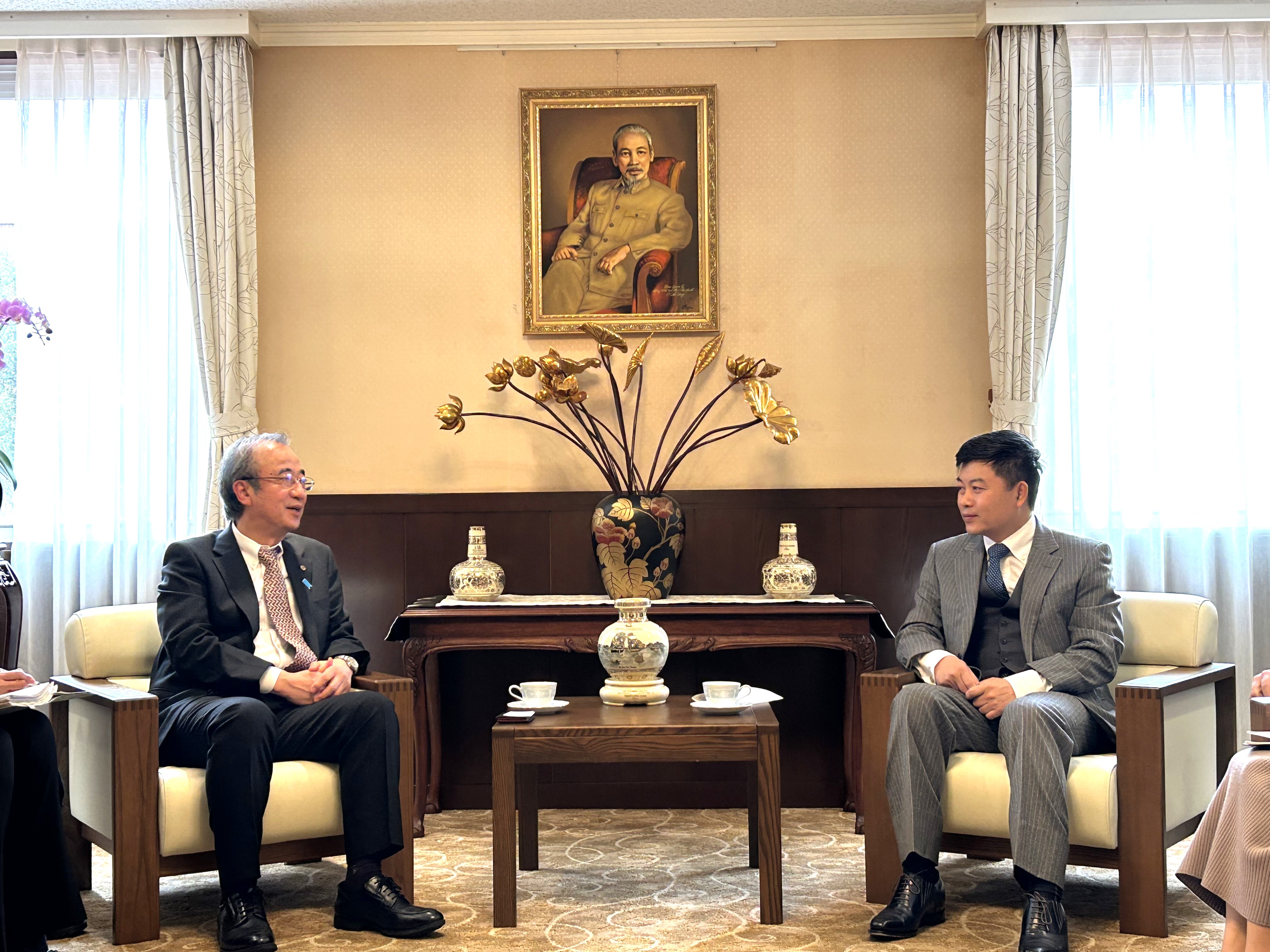  Chargé d'affaires ad interim Nguyen Duc Minh met with Governor Hideyo Hanazumi  