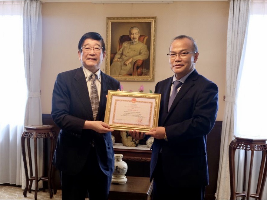 Đại sứ Vũ Hồng Nam trao Giấy khen Đại sứ cho Hạ Nghị sỹ Tomioka Tsutomu,  Chủ tịch Hội hữu nghị Nagasaki – Việt Nam 