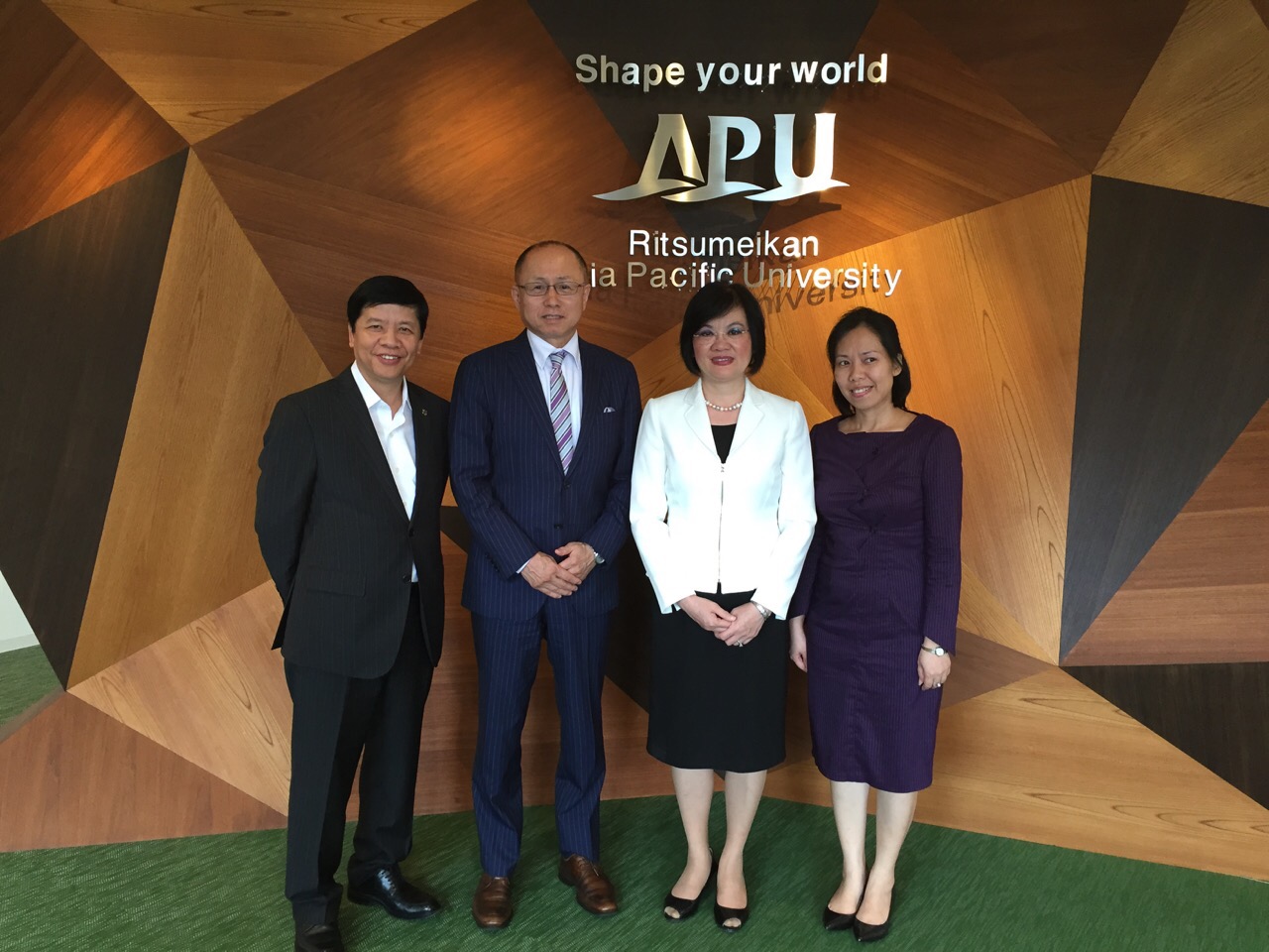 Đại sứ Nguyễn Quốc Cường và Đại sứ Nguyễn Thị Nguyệt Nga thăm làm việc tỉnh Oita