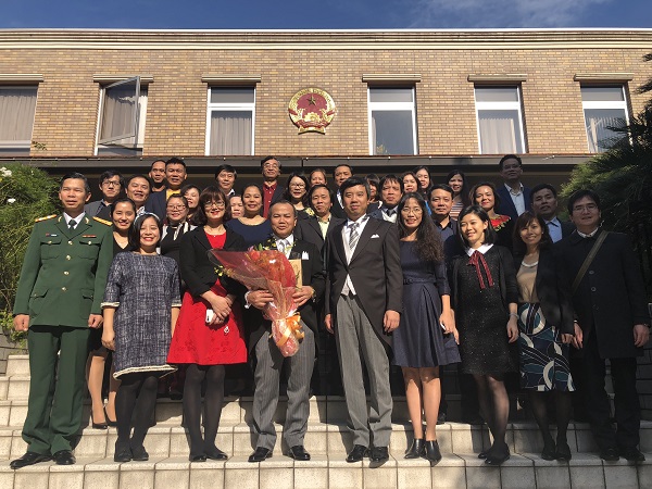 駐日ヴー・ホン・ナム大使は天皇陛下に対して信任状を捧呈