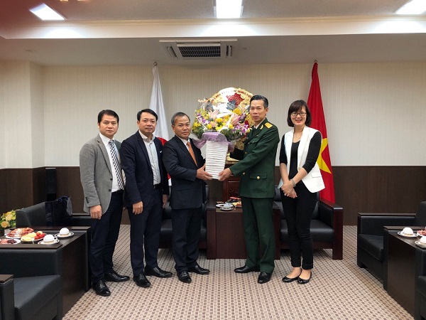 ベトナム人民軍設立74周年（1944年12月22日～2018年12月22日）を記念し、ヴー・ホン・ナム駐日ベトナム大使が駐日ベトナム武官部を訪れ
