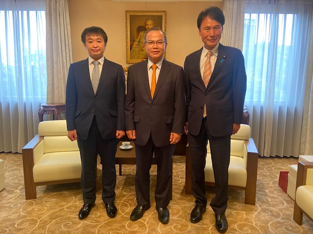 Đại sứ Vũ Hồng Nam tiếp Hạ Nghị sỹ Mitazono Satoshi 