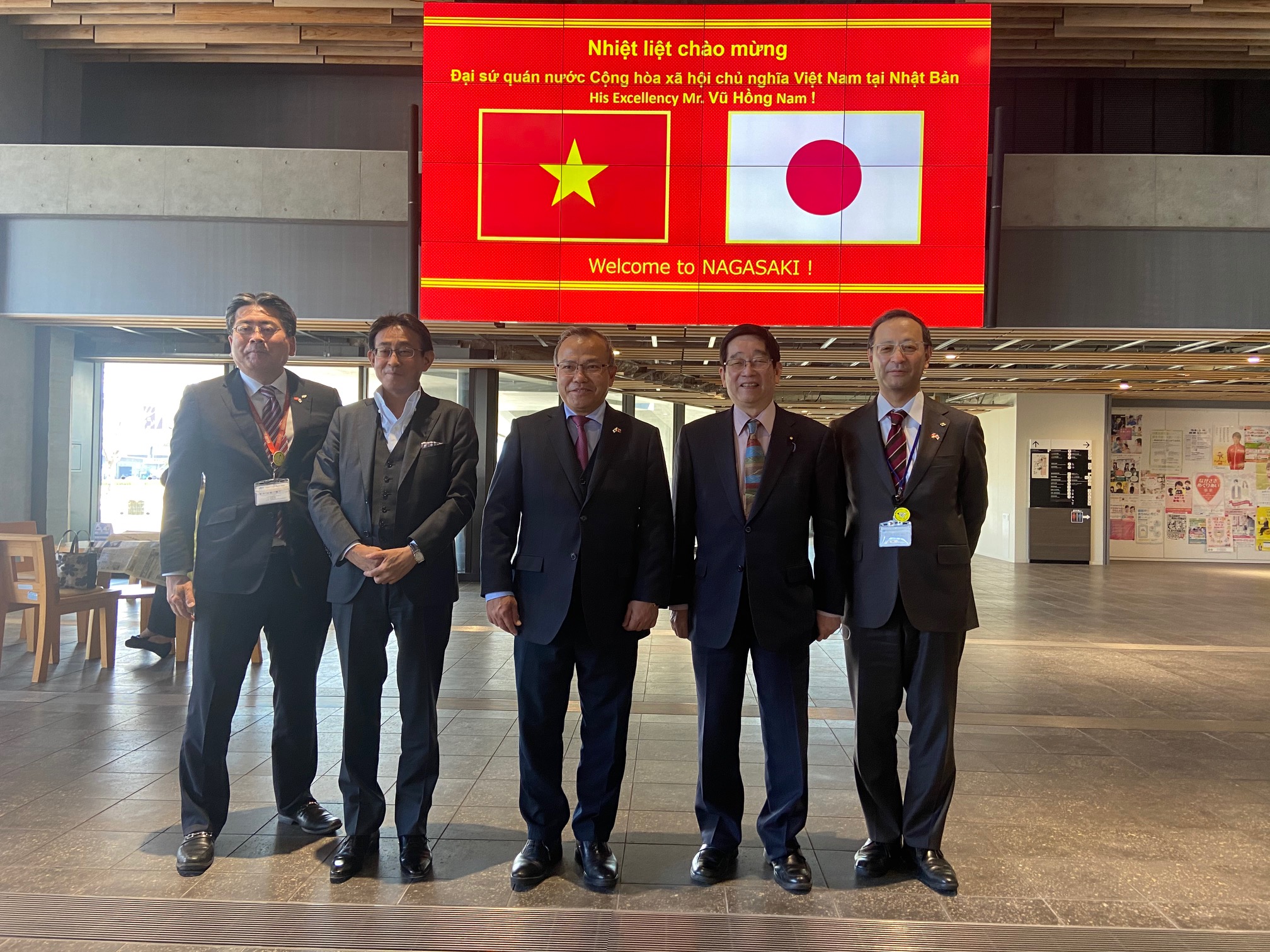 Đại sứ Vũ Hồng Nam thăm chính thức tỉnh Nagasaki