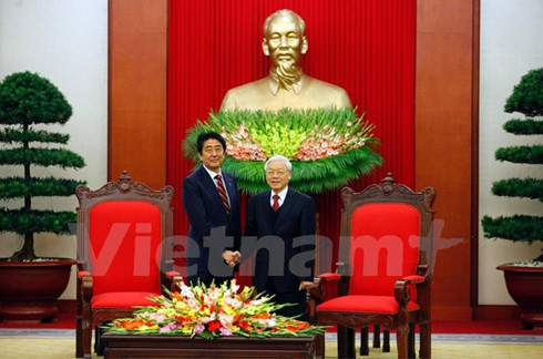 Vietnamese top leaders host Japanese PM