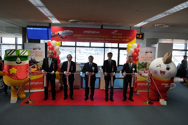 ヴー・ホン・ナム大使は東京とベトナム・ハノイを結ぶ格安航空会社のベトジェットエア(Vietjet Air)の初便セレモニーに出席
