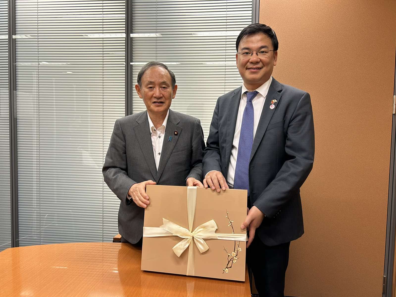 Đại sứ Phạm Quang Hiệu chào xã giao Nguyên Thủ tướng Nhật Bản Suga Yoshihide