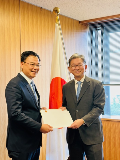 Ambassador Designate Designate Pham Quang Hieu hands over copy of Letter of Credentials to Vice Foreign Minister Takeo Mori