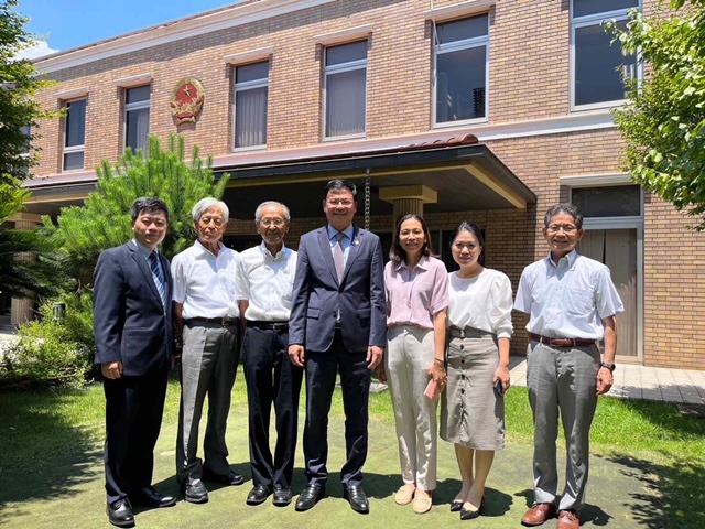 ファム・クアン・ヒエウ 大使は、袋井ベトナム友好協会 会長から表敬を受け