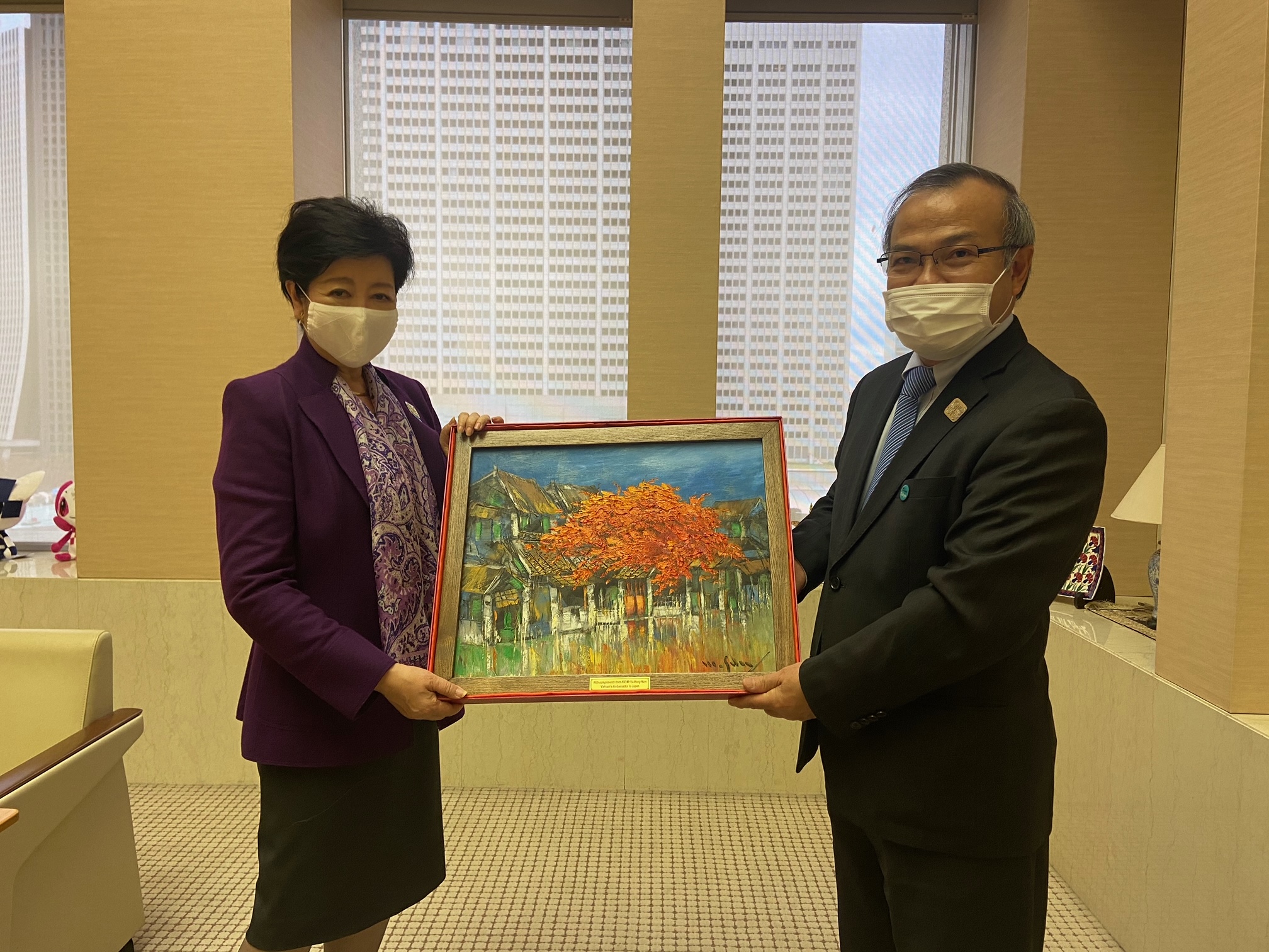 Đại sứ Vũ Hồng Nam chào xã giao Thống đốc Tokyo Koike Yuriko  