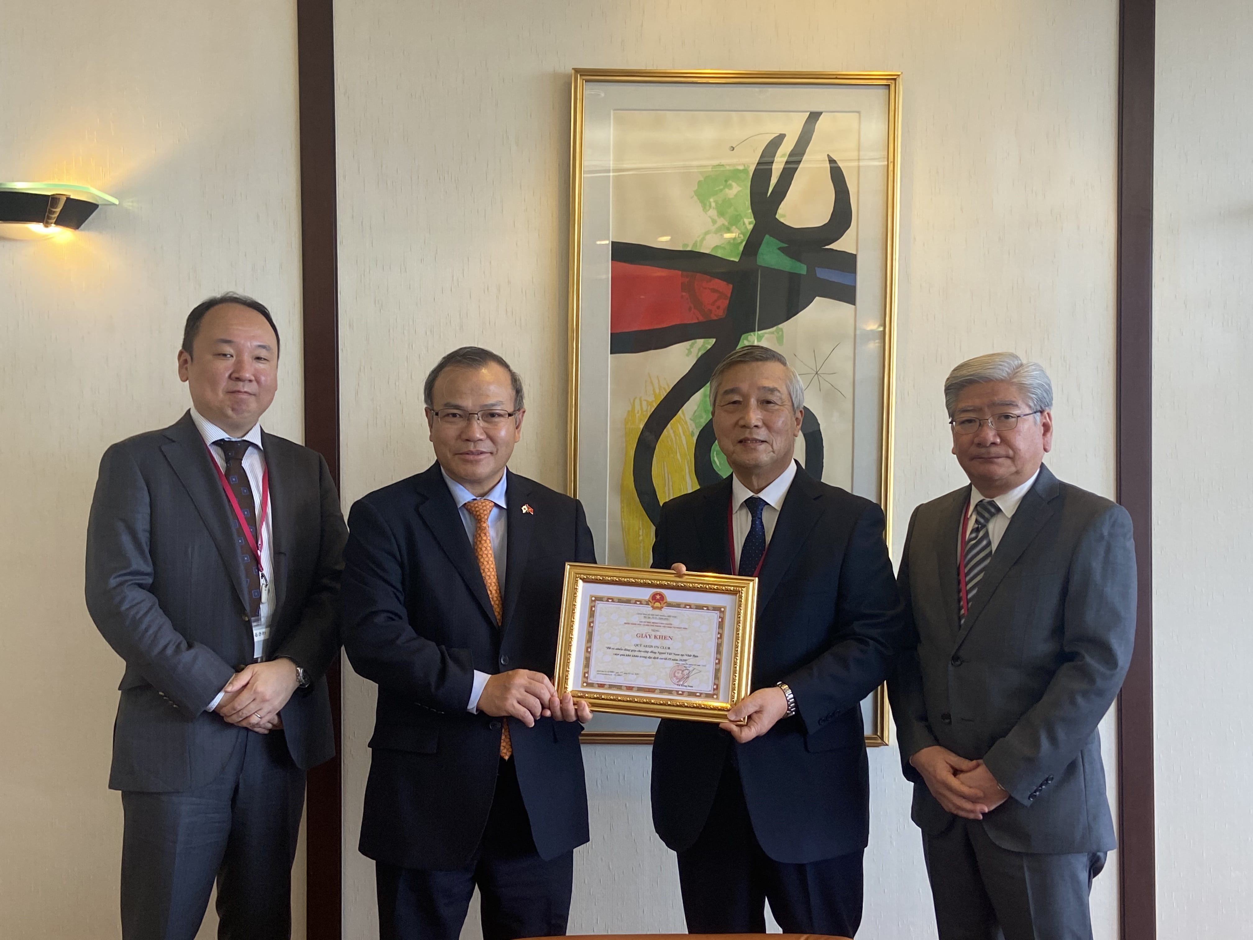 Ambassador Vu Hong Nam awarded AEON 1% CLUB Fund with Certificate of Merit