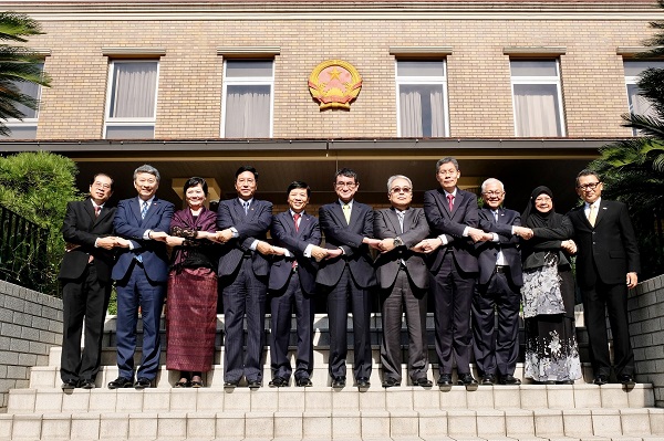 Bộ trưởng Ngoại giao Nhật Bản Taro Kono chúc Việt Nam tổ chức thành công  Tuần lễ Cấp cao APEC tại Đà Nẵng