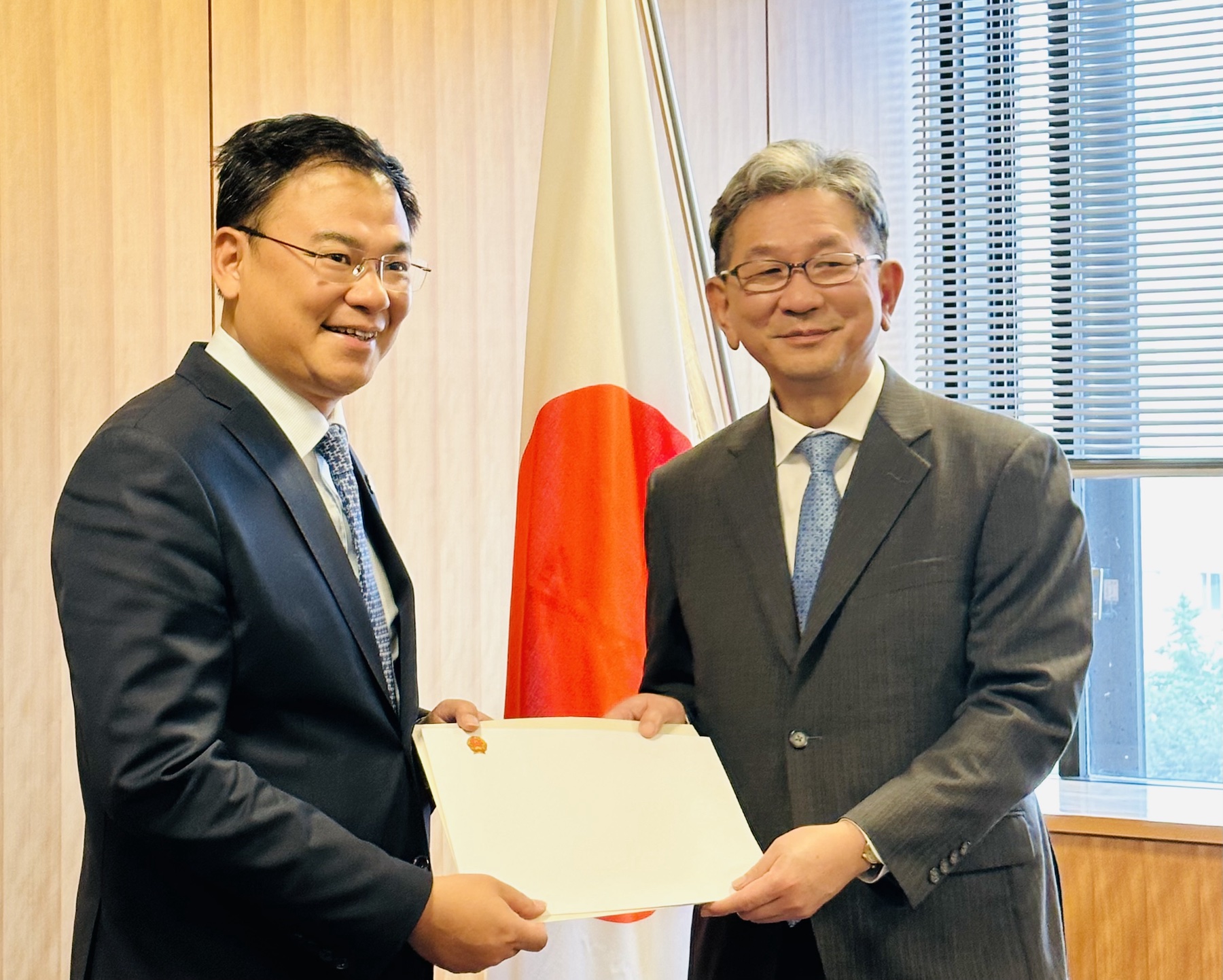 Đại sứ Phạm Quang Hiệu trao bản sao Thư ủy nhiệm tới Thứ trưởng Ngoại giao Nhật Bản Takeo Mori