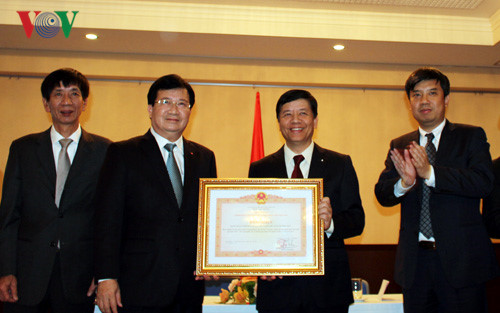 Phó Thủ tướng Trịnh Đình Dũng thăm Đại sứ quán Việt Nam tại Nhật Bản